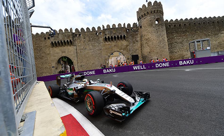 Na estreia de Baku, Hamilton é o mais rápido