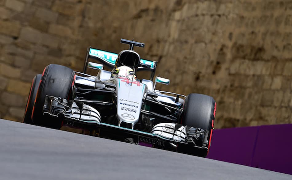Hamilton mantém o ritmo e fecha a sexta-feira na frente
