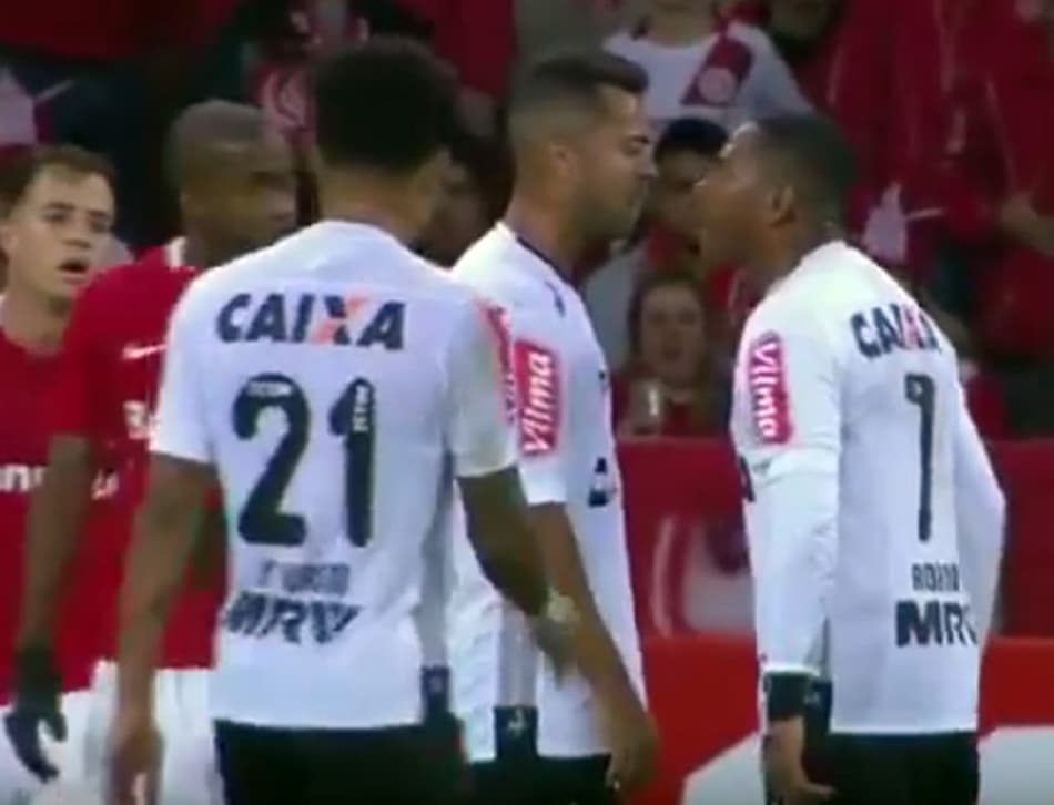 Rafael Carioca minimiza bate-boca com Robinho em jogo contra Inter