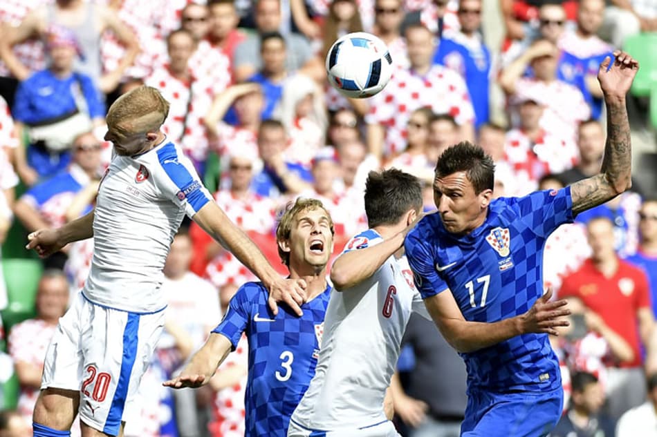 Com rojão e paralisação, Croácia e República Tcheca ficam no empate