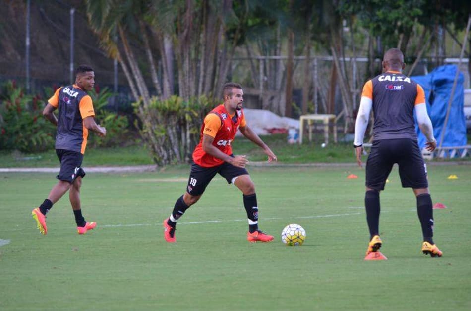 Volante do Vitória projeta duelo diante da Chapecoense no Barradão