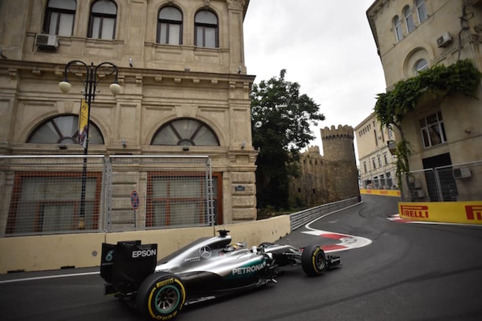 Lewis Hamilton comemora dia perfeito em Baku
