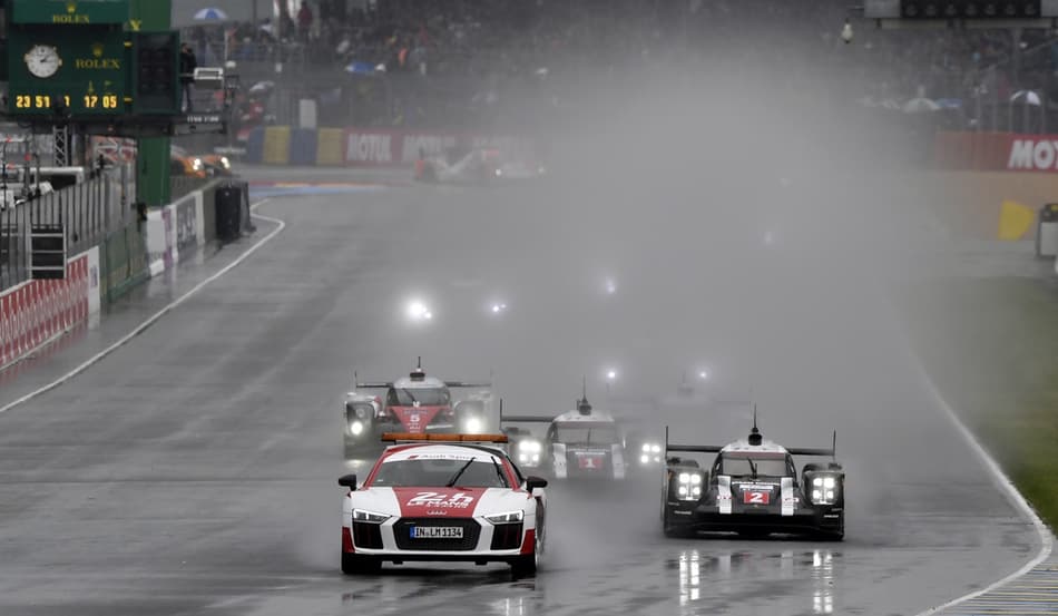 24 Horas de Le Mans começa com chuva e carro de segurança