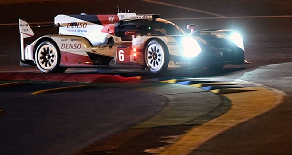 Metade das 24 horas já se foram e Toyota segue na liderança