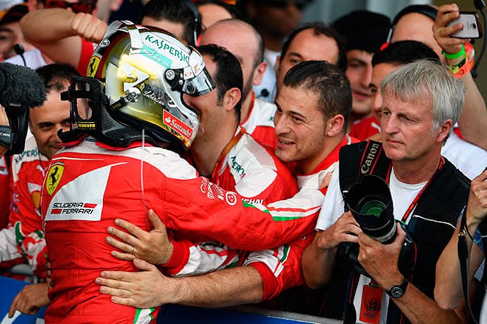 Sebastian Vettel comemora a recuperação da Ferrari
