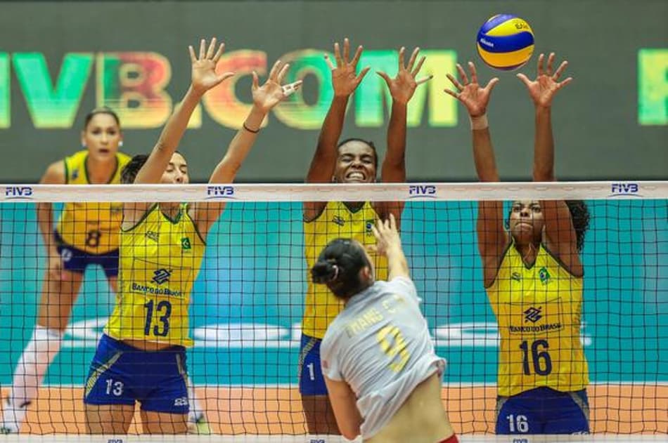 Bloqueio do Brasil durante jogo contra a China (Foto: Divulgação/FIVB)