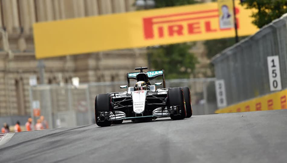 Confuso, Hamilton culpa "problema" com o volante pela falta de rendimento