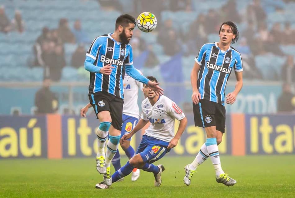 Grêmio derrota o Cruzeiro no sul e volta para o G-4 do Brasileirão