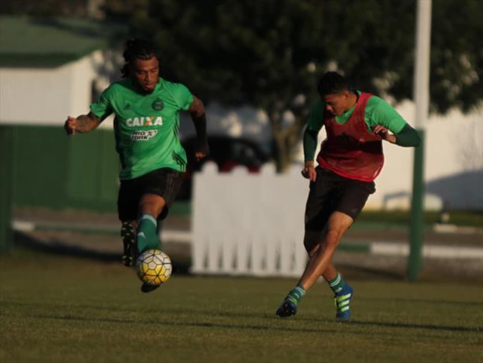 Problemas burocráticos atrasam estreia de turco Kazim no Coritiba