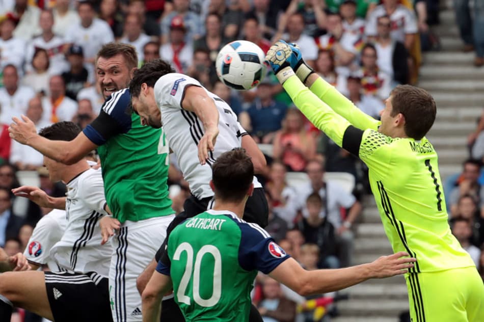 Löw insatisfeito com vitória apertada diante da Irlanda do Norte