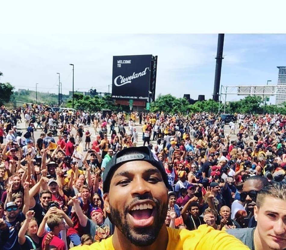 Cleveland Cavaliers é saudado pela torcida em Ohio