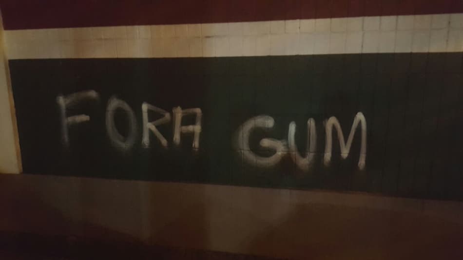 Muro das Laranjeiras foi pichado após a derrota para o Santos