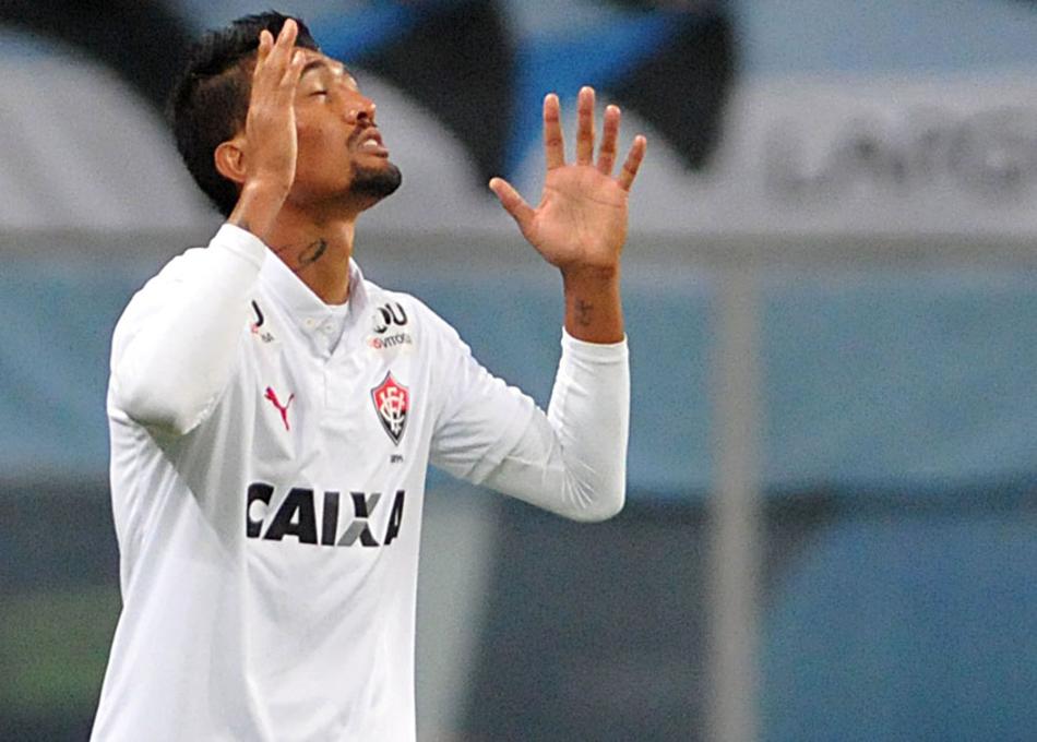 Vitória supera o Grêmio na Arena e se afasta da zona de descenso