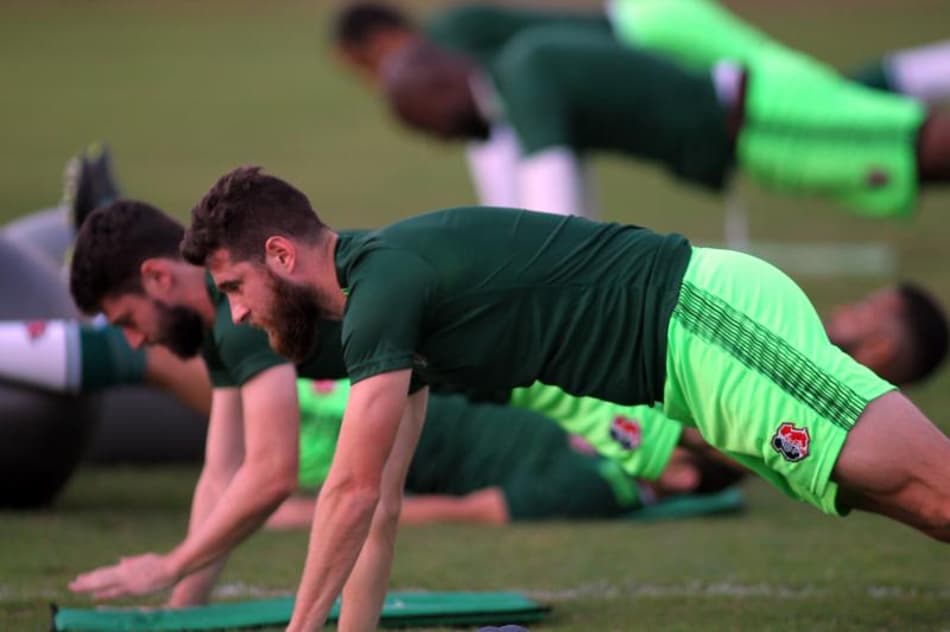 Após derrota, Santa já treina em São Paulo visando duelo contra o Timão