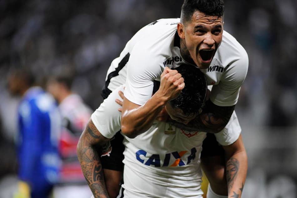 Corinthians vence o Santa Cruz e dorme no G4. Veja os vestiários!