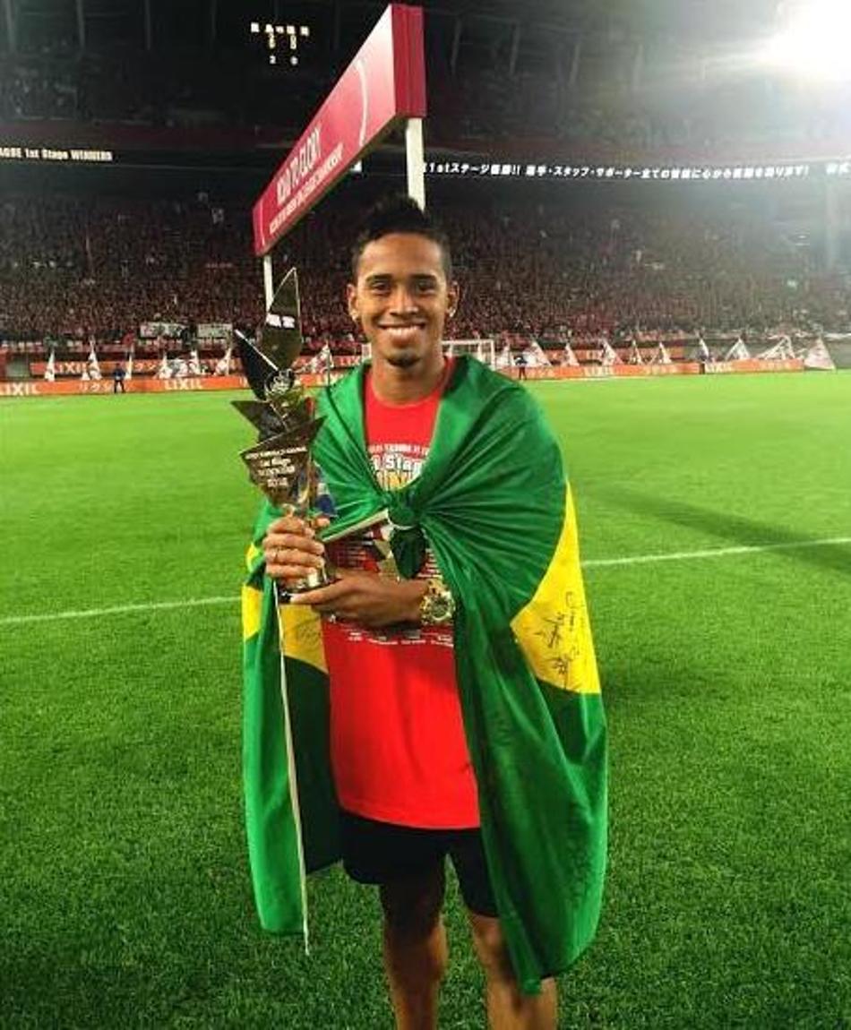 Brasileiro vibra com título de seu clube japonês nas arquibancadas