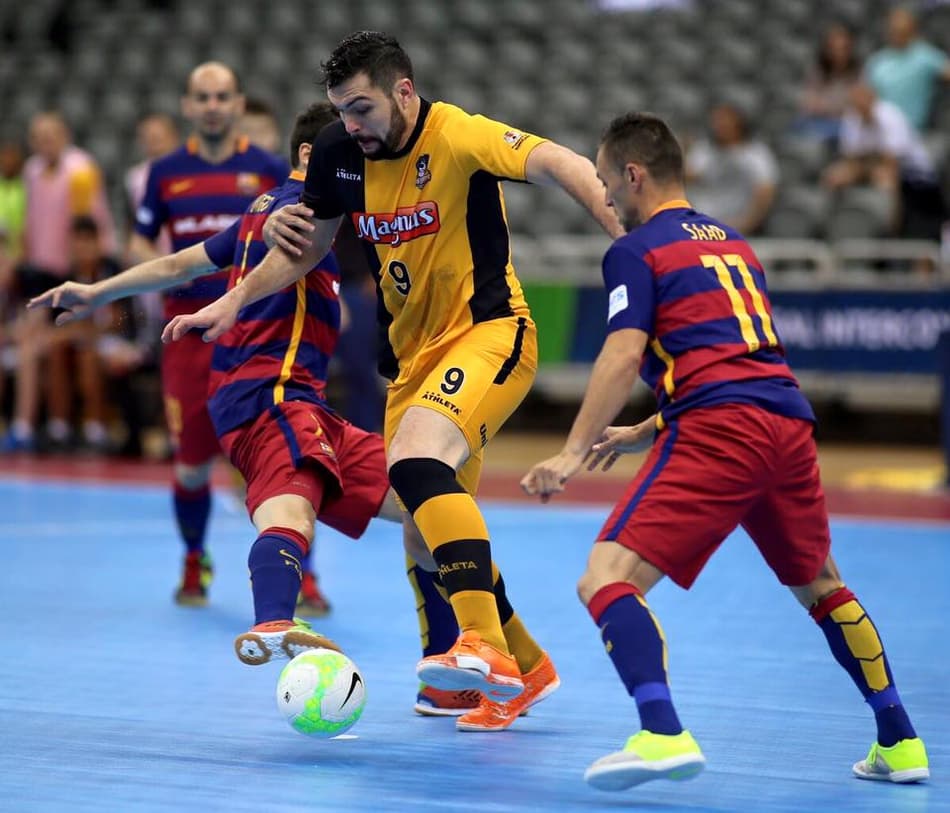 Time de Falcão bate Barcelona, e Mundial de Futsal terá final brasileira