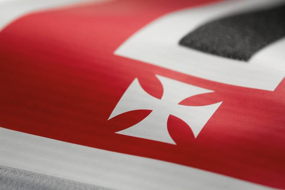Vasco e Umbro divulgam pedaços das novas camisas do Cruz-Maltino