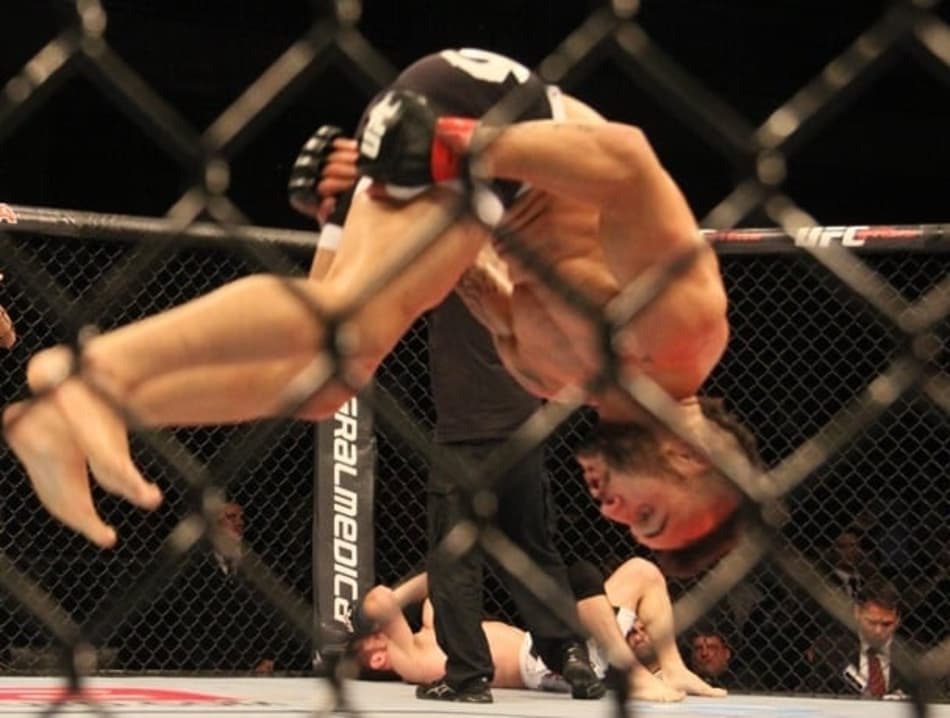 Após lesão de americano, Lineker é escalado para luta principal do UFC