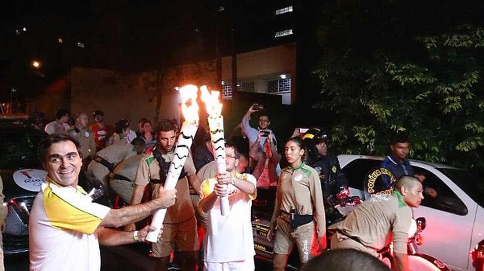 'A passagem da tocha comove e, ao mesmo tempo, expõe o que é o Brasil'