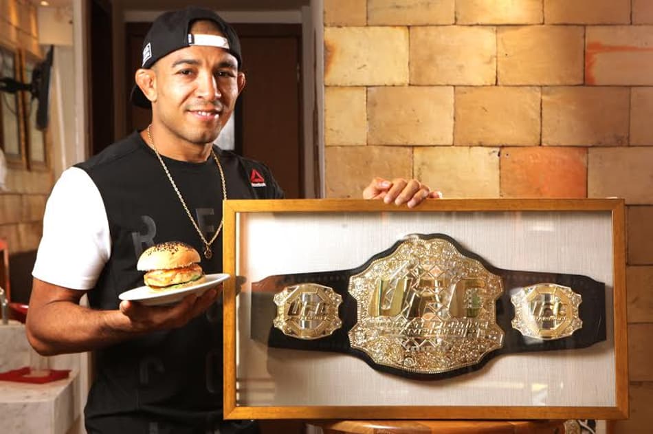 Fãs de José Aldo se reúnem no dia do UFC 200, em hamburgueria no RJ
