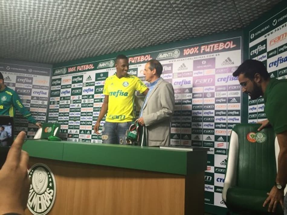 AGORA! Palmeiras apresenta o zagueiro Mina após atividade