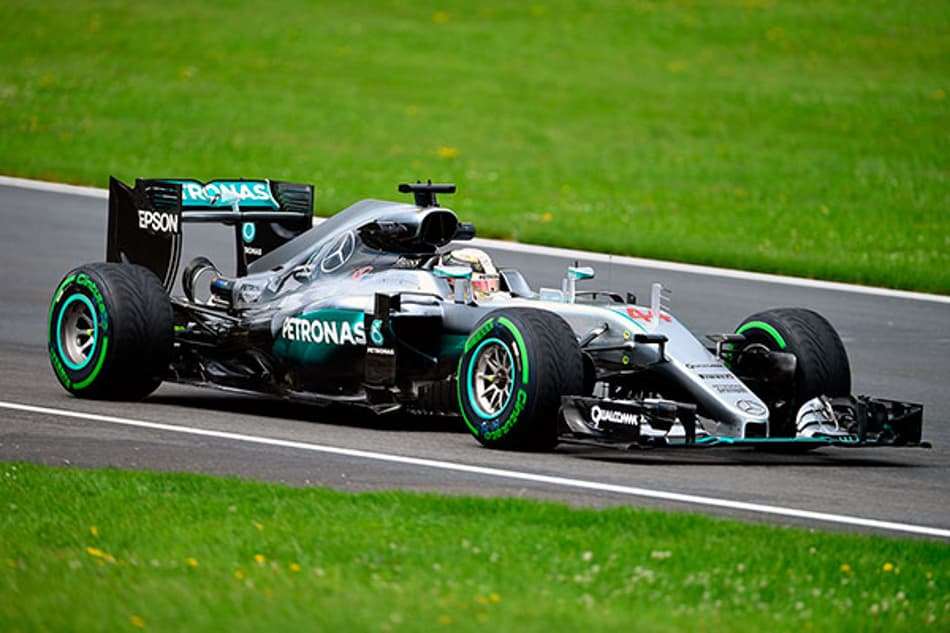 Com emoções na volta final, Hamilton supera Rosberg e vence GP da Áustria