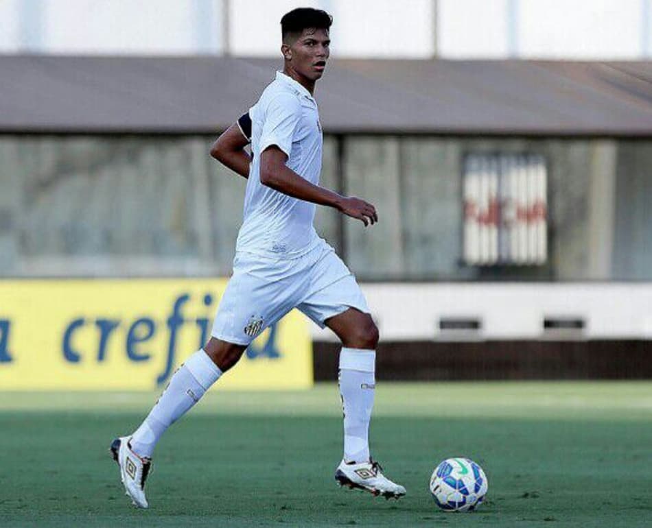 Com 1,92m aos 16 anos, aposta do Santos foi atacante antes de zagueiro