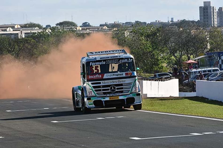 Paulo Salustiano larga na pole da Fórmula Truck em Londrina