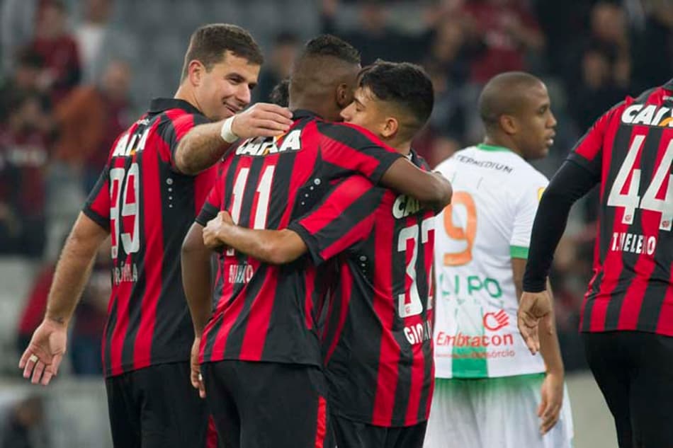 Com gol de Nikão, Atlético-PR vence o América-MG na Arena e cola no G4