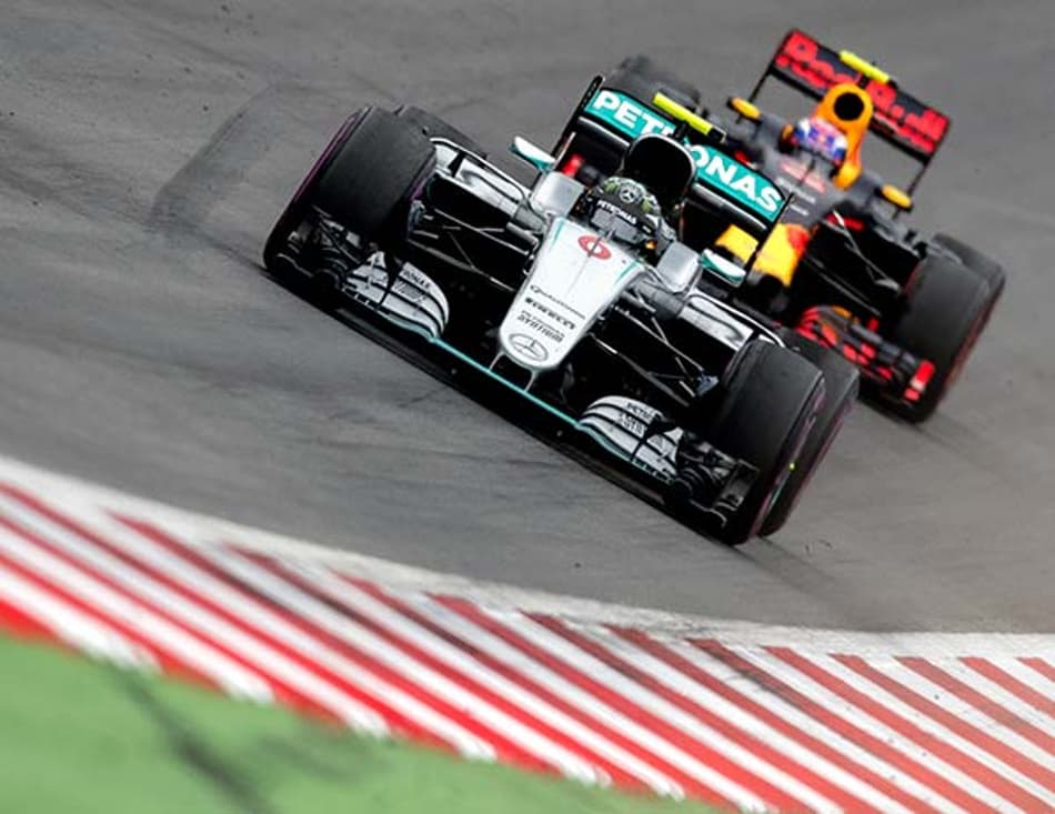 Nico Rosberg é punido, mas mantém quarto lugar