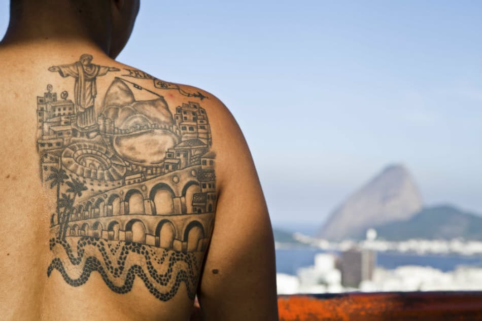 Maraca, Fla, skate, surfe… Tatuagens ‘cariocas’ ilustram livro de fotógrafa