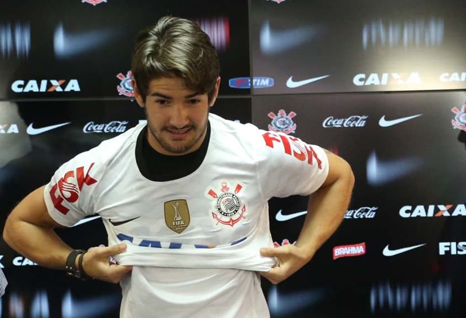 Após prejuízo com Pato, Corinthians pode impor valor limite para contratações pelo presidente
