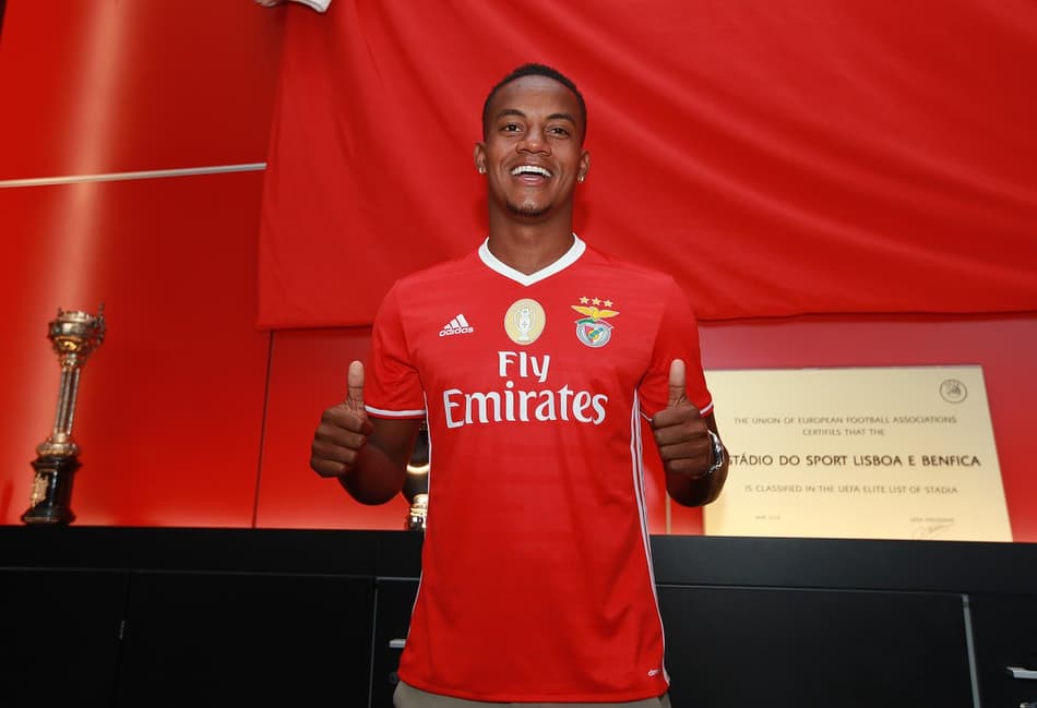 Atacante sul-americano deixa o Benfica e acerta com time do futebol árabe