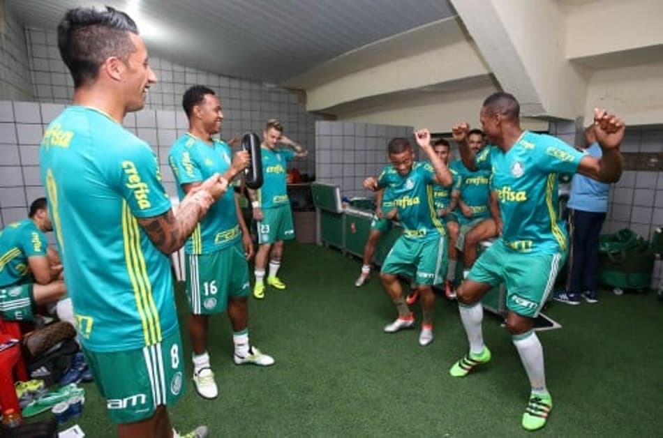 Mina chama Jesus para dançar e anima o vestiário do Palmeiras