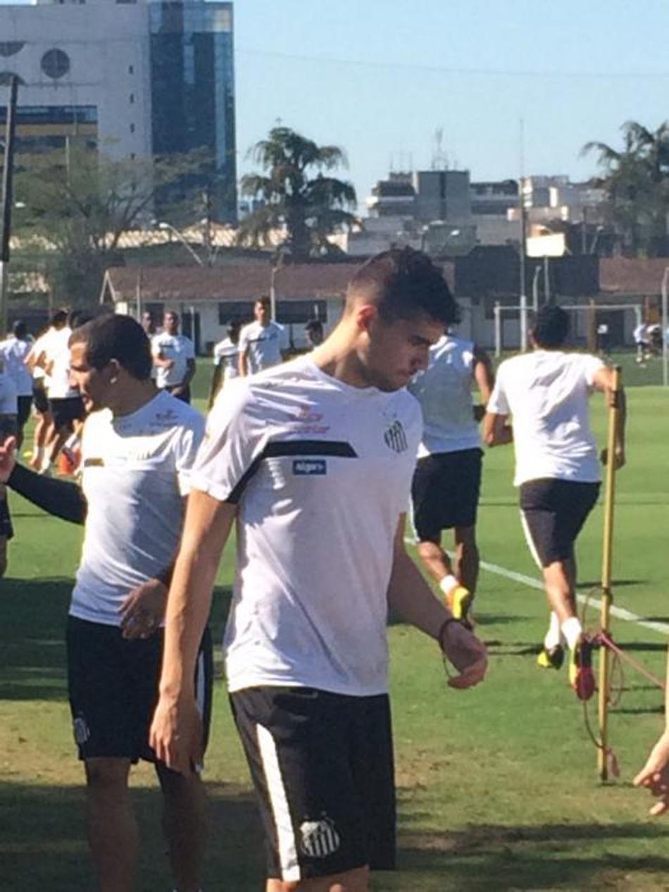 Santos apresenta reforço e treina forte para o Brasileirão