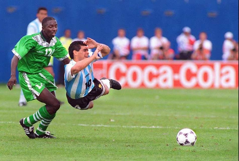 Copa de 1994 - Argentina 2 x 1 Nigéria - As duas equipes haviam goleado em suas estreias nos Estados Unidos. Era o duelo da campeã sul-americana, reforçada por Maradona, e da campeã africana, de Okocha, Amokachi entre outros craques. E o jogo começou eletrizante. Logo aos oito minutos, os Super Águias saíram na frente em jogada rápida que resultou no gol de Siasia. Depois, foi a vez de Caniggia brilhar. Primeiro, aos 21, ele aproveitou rebote em cobrança de falta de Batistuta para empatar. E aos 28, o atacante marcou um belo gol para virar e dar a vitória aos argentinos. A partida marcou também o último jogo de Diego Armando Maradona em Copas. Ele foi pego nesta partida no exame antidoping. <br>