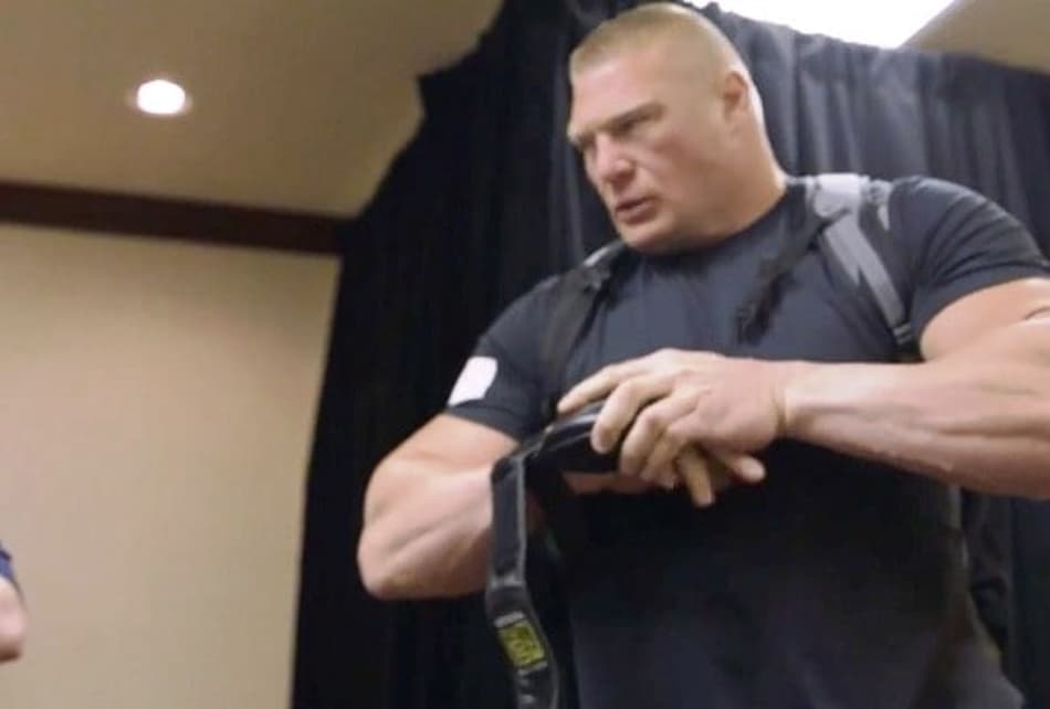 Lesnar pena para encontrar luva do UFC que caiba em suas mãos