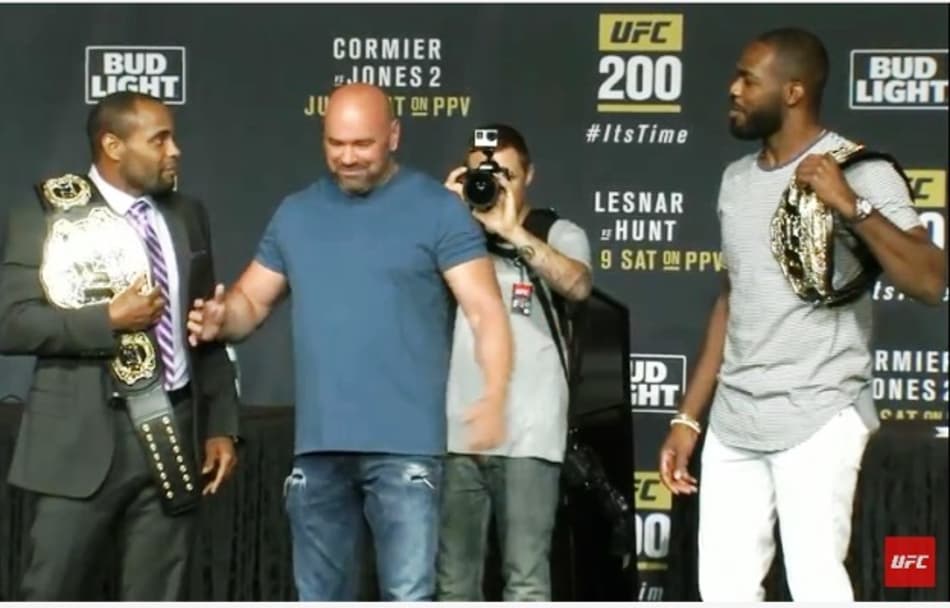 Jones e Cormier trocam provocações e se encaram em coletiva do UFC 200