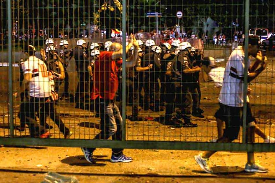 Veja como foi o vestiário e a briga da torcida com a PM após derrota