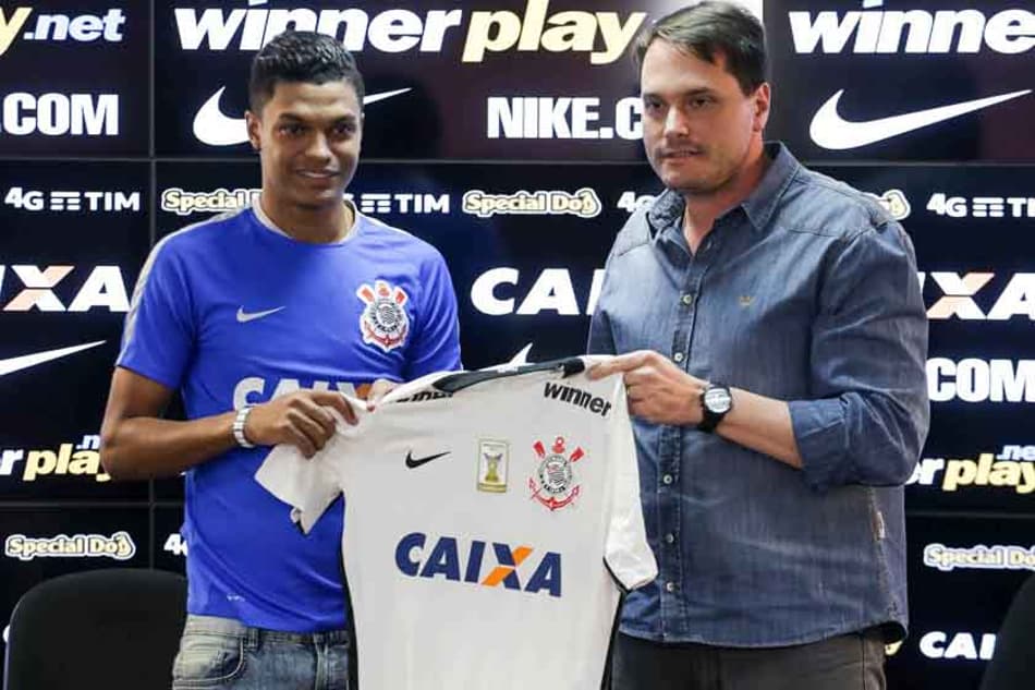 Bruno Paulo deixa ‘vida agitada’ no passado e festeja chance no Timão
