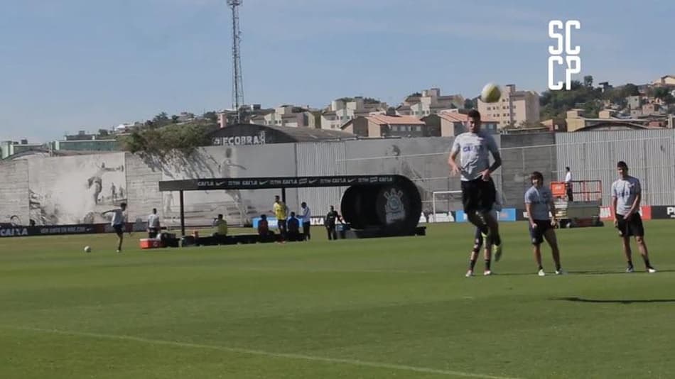 VÍDEO: Corinthians treina finalizações de cabeça antes de viajar para Chapecó