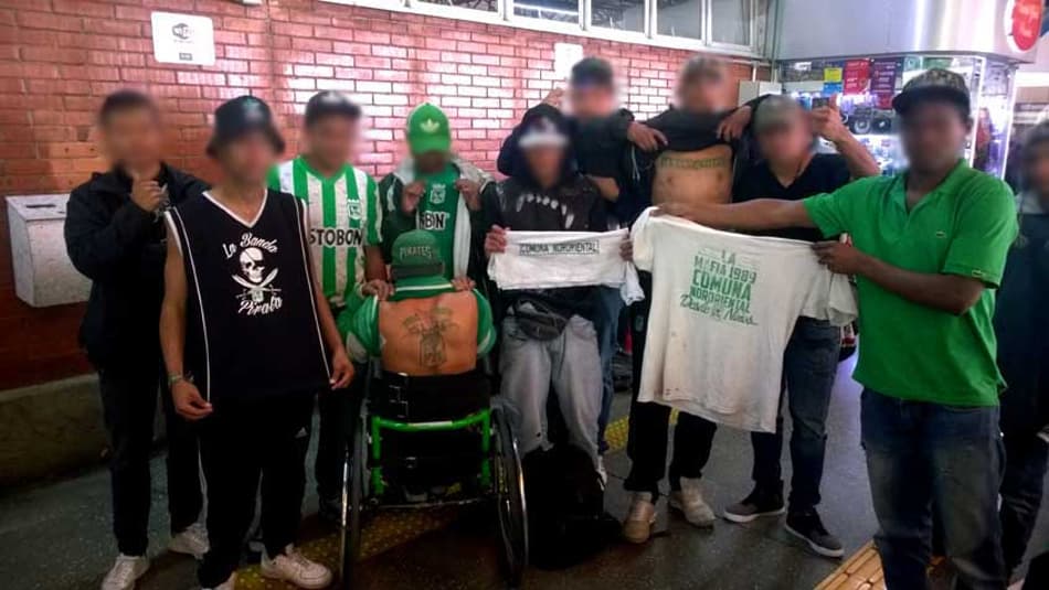 Colombianos que vieram de carona a SP pedem esmola para seguir viagem