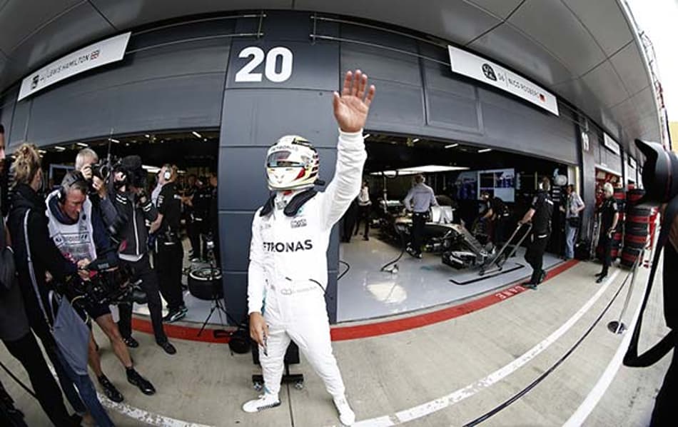 Hamilton mantém o domínio absoluto e larga na frente no quintal de casa