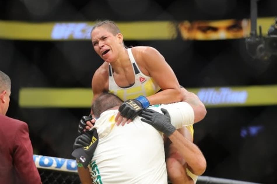 Primeira campeã abertamente gay do UFC, Amanda recebe prêmio