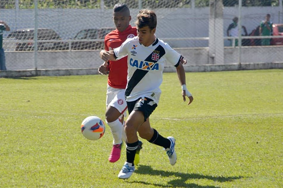 Com um a mais, Vasco sofre e perde para o Inter na estreia na Taça BH