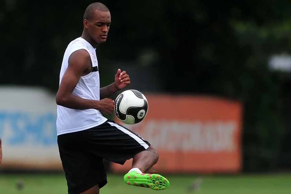 Luiz Felipe preocupa, e Santos pode terminar ano com três zagueiros