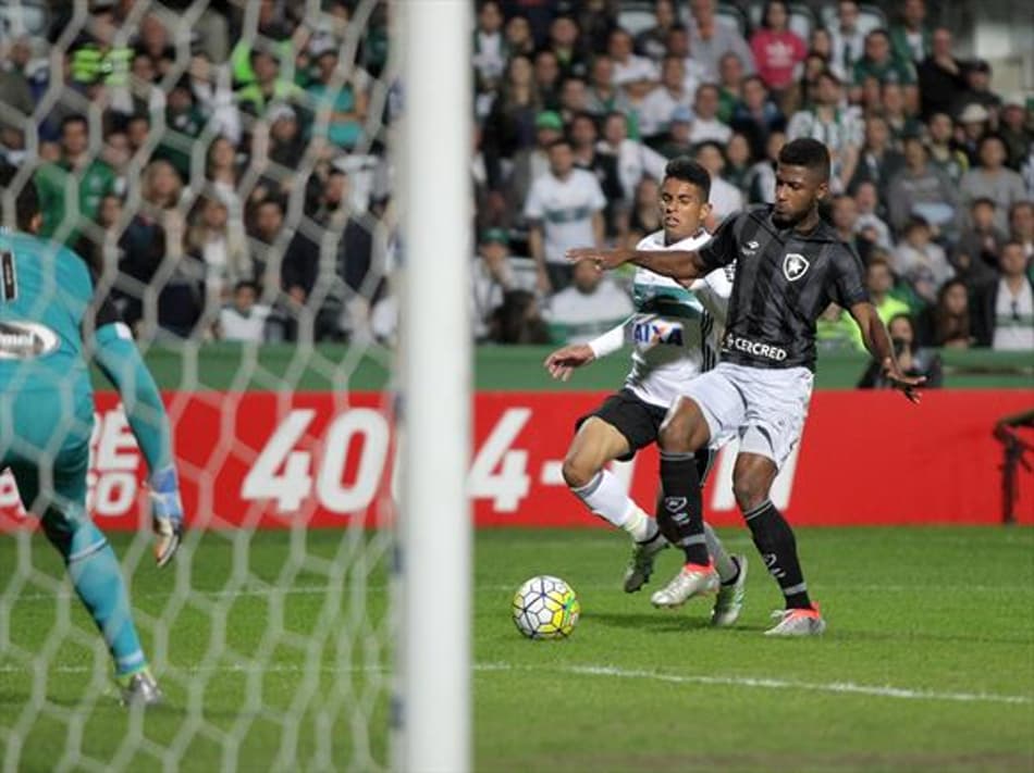 Sequência de empates na Série A irrita técnico do Coritiba