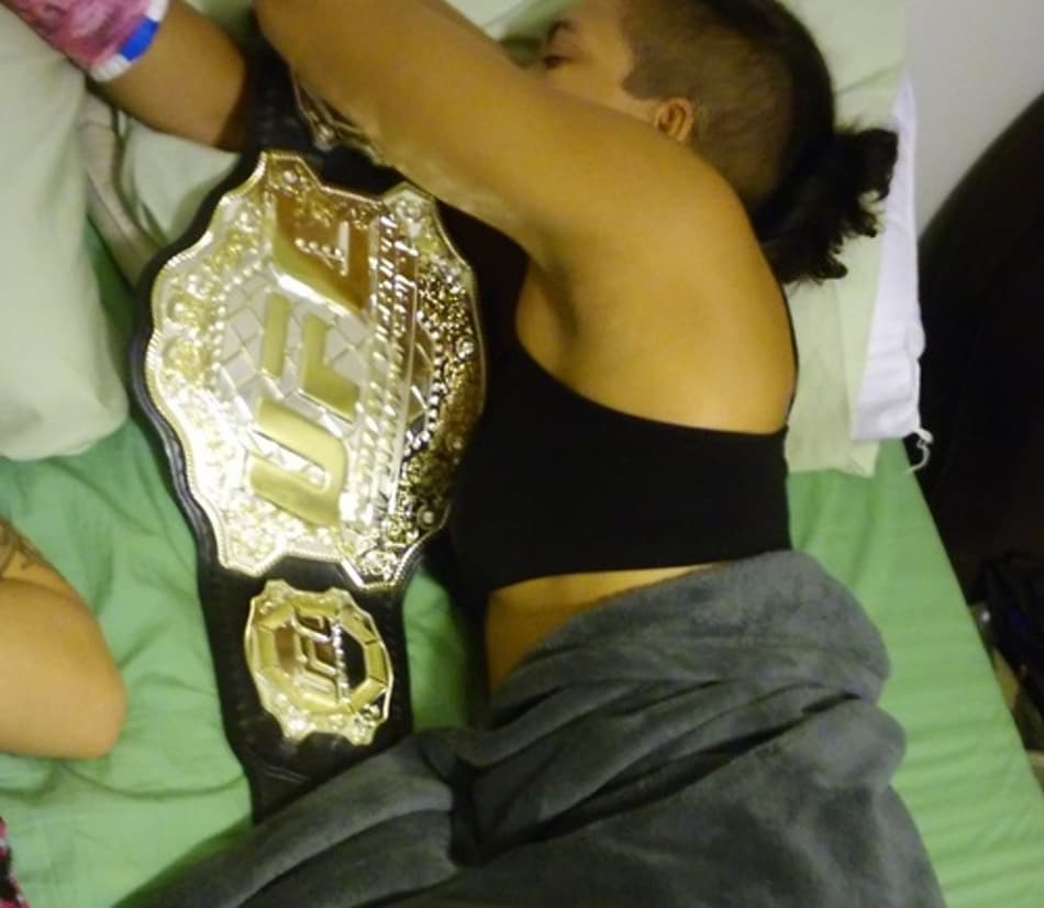 Amanda revela que tem dormido abraçada com cinturão do UFC