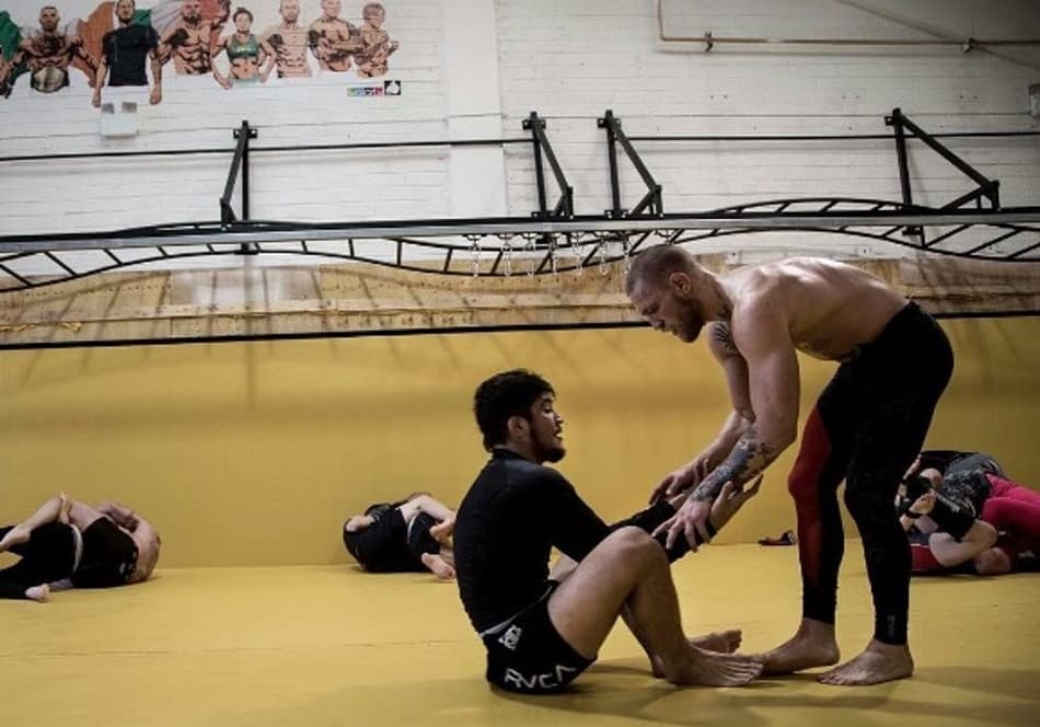 Astro do jiu-jitsu garante McGregor pronto para chão de Diaz